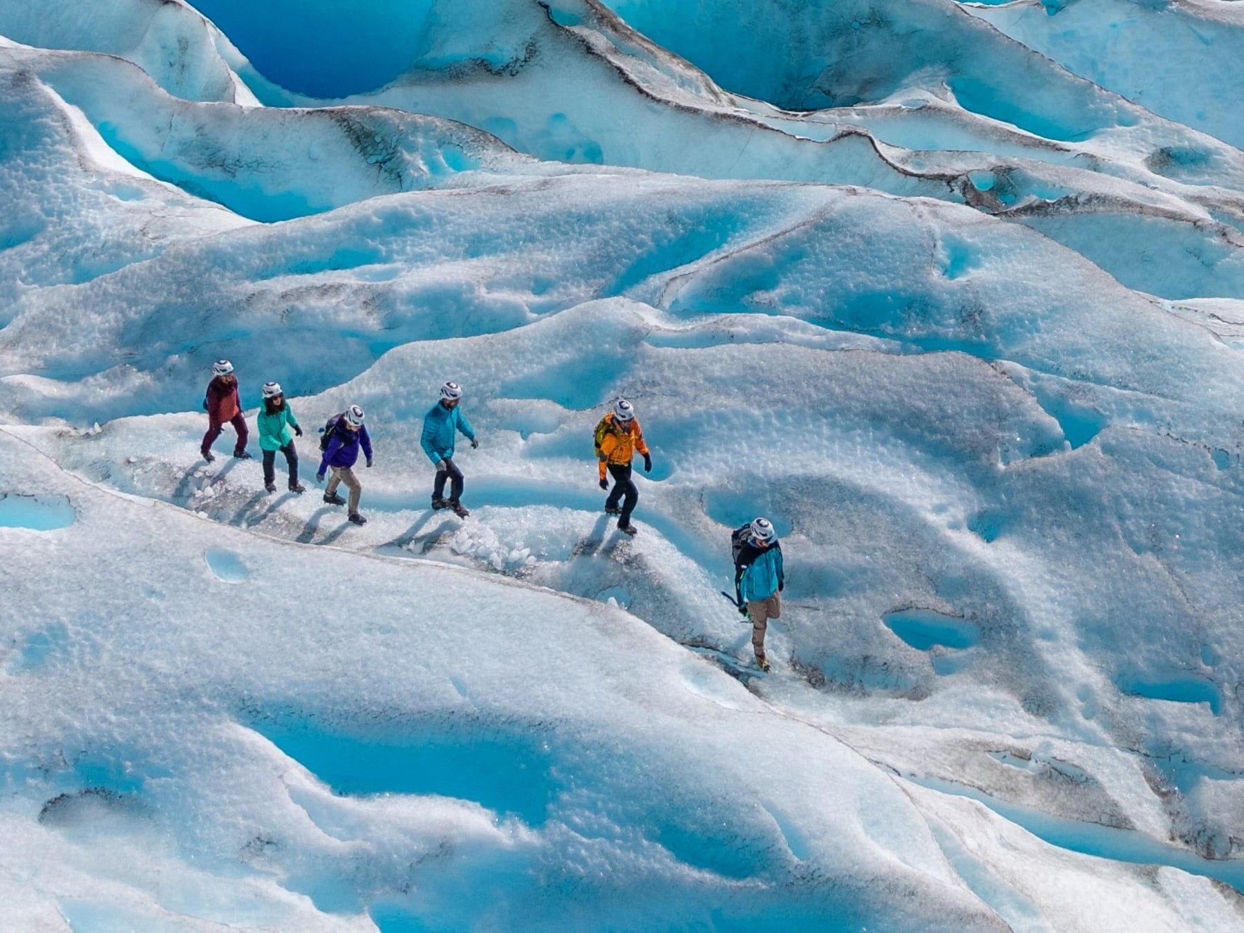 Caminar sobre el Perito Moreno en invierno: cómo es el minitrekking y cuánto sale la excursión