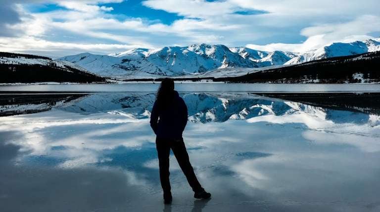 Llega el frente antártico al norte neuquino: nieve, viento y un finde para quedarse cerca de la cocina