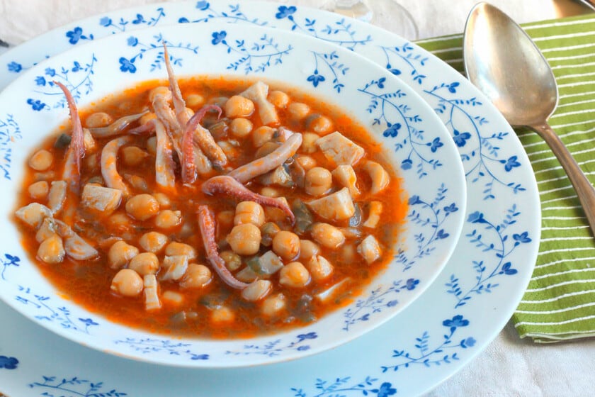 Garbanzos con calamares: el guiso de veinte minutos que aguanta el tupper del lunes