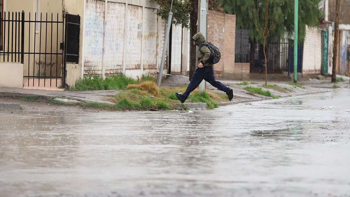 Nieve y lluvia sobre Neuquén: el SMN pone el ojo en la cordillera y la meseta y pide extremar los cuidados antes de salir
