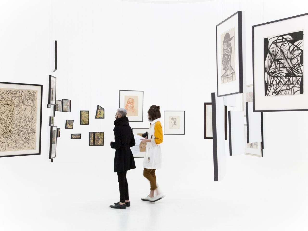 Una remera, un guardapolvo, una época: el Museo Moderno se pone a leer la moda argentina como quien lee un diario viejo