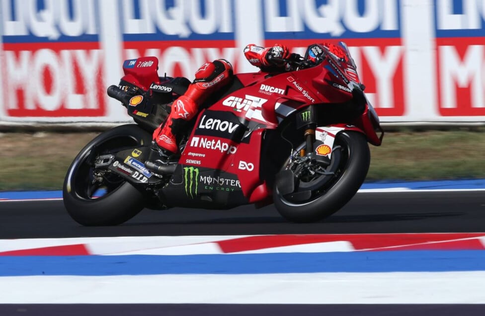 Misano arrancó con el reloj a favor de Márquez y un Martín que todavía guarda naipes