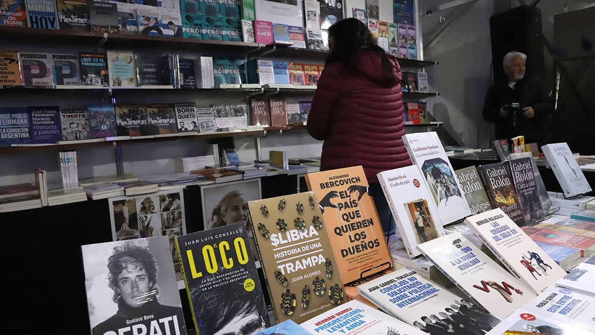 La Feria del Libro de Neuquén volvió a abrir sus stands en el Parque Central y se perfila como una de las más fuertes de los últimos años