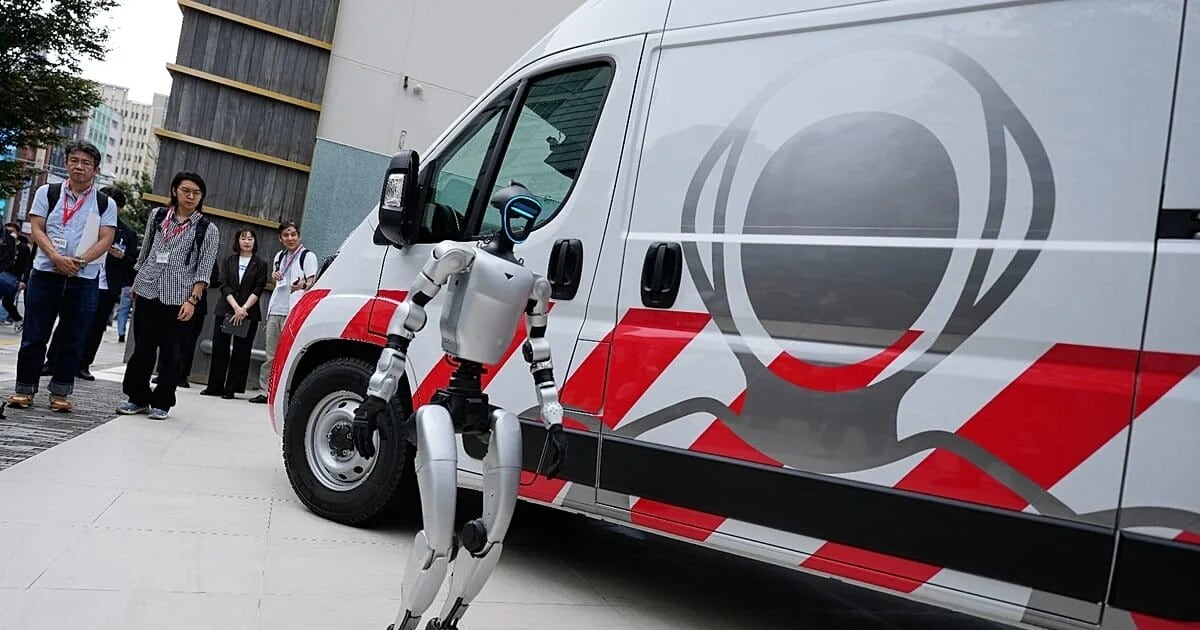 Una ambulancia para robots: Japón sale a reparar humanoides donde sea