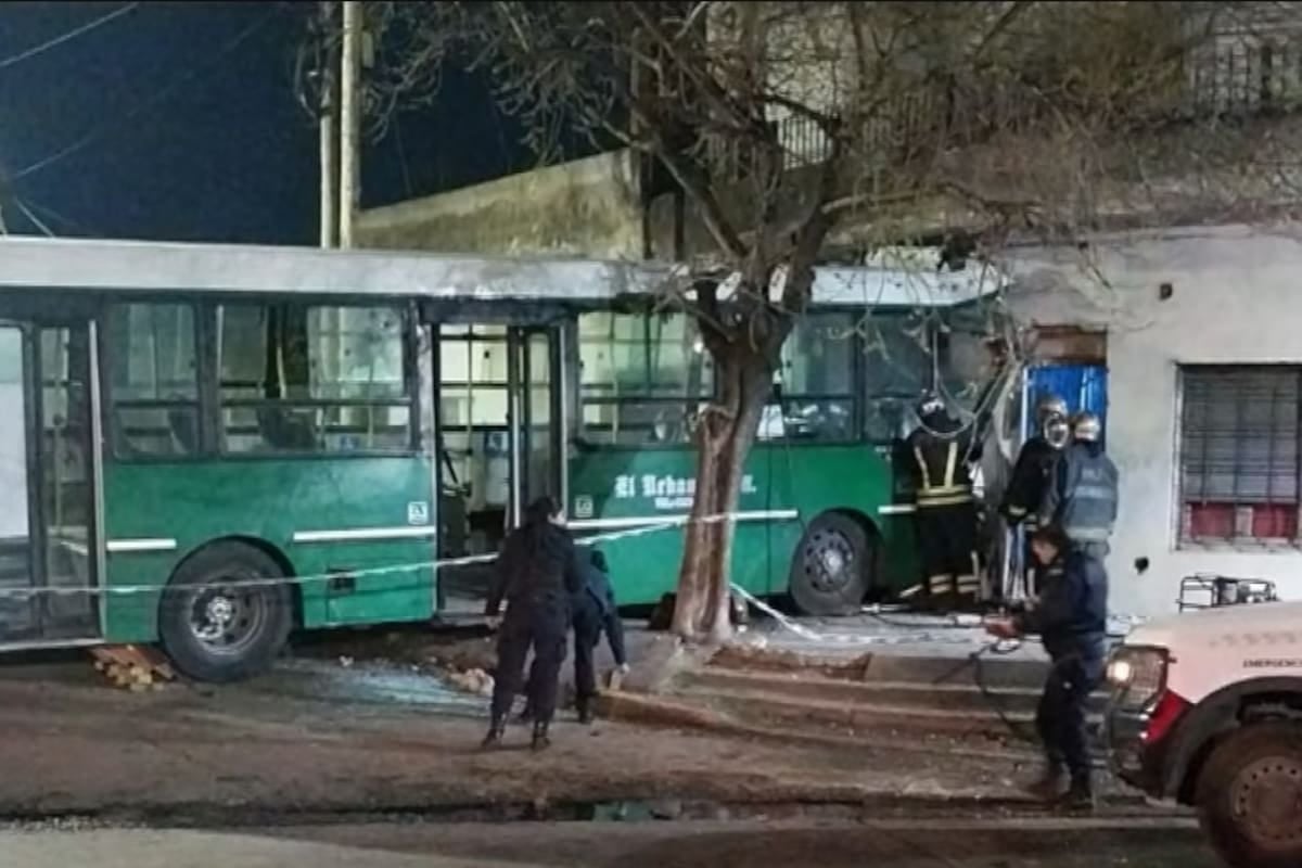 Un chofer de la línea 527 murió tras incrustar el colectivo en una casa de Temperley