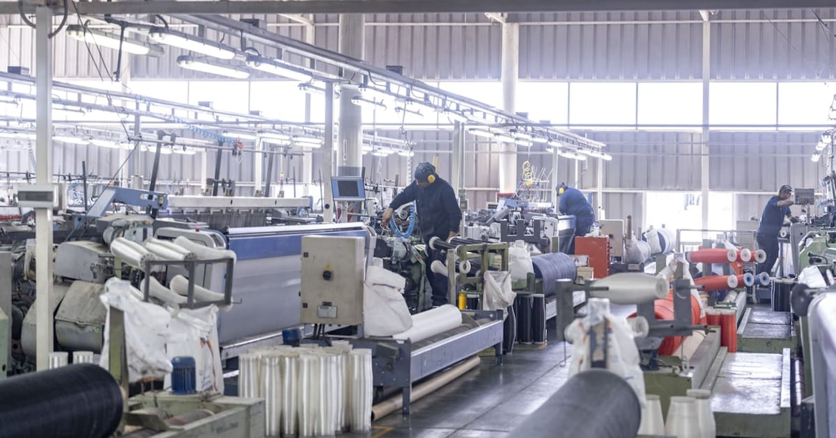 Cuando la fábrica se reconvierte en taller: la industria pyme pierde 50.000 empleos y busca sobrevivir como puede