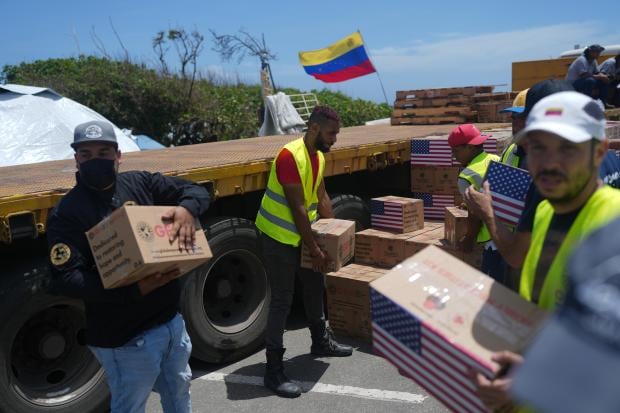 De la cocina de Neuquén a Caracas: la promesa de un voluntario que cargó cenizas hasta entregarlas