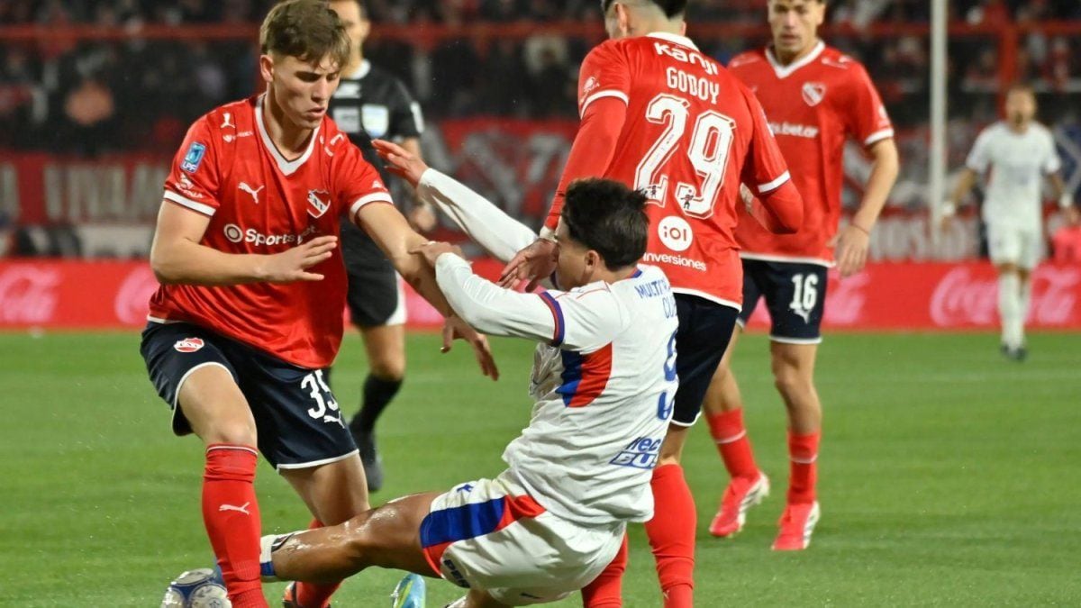 Empate que deja sabor a poco: el Rojo se durmió y el Ciclón se lo empató en Avellaneda