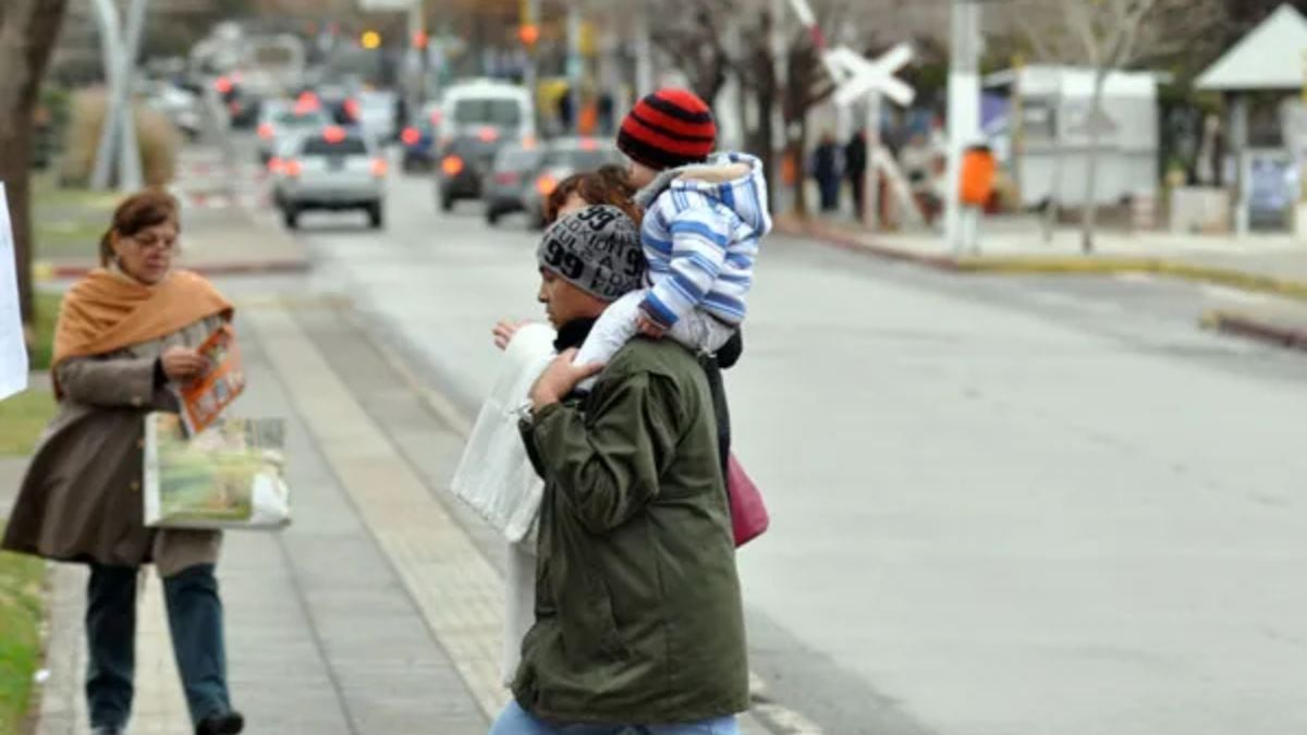 Neuquén arrancó con un grado bajo cero y termina el lunes con 21°C y viento que corta la cara
