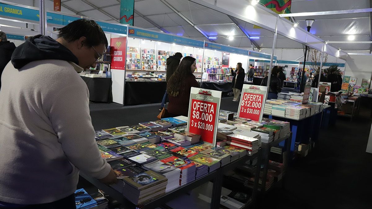 La feria del libro neuquina abre su jornada del miércoles con un laboratorio de escritura y un cruce con el cine patagónico
