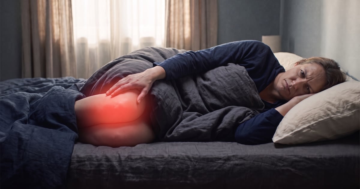 Dolor de rodilla en la noche: cuándo encender la alerta y qué hacer mientras tanto