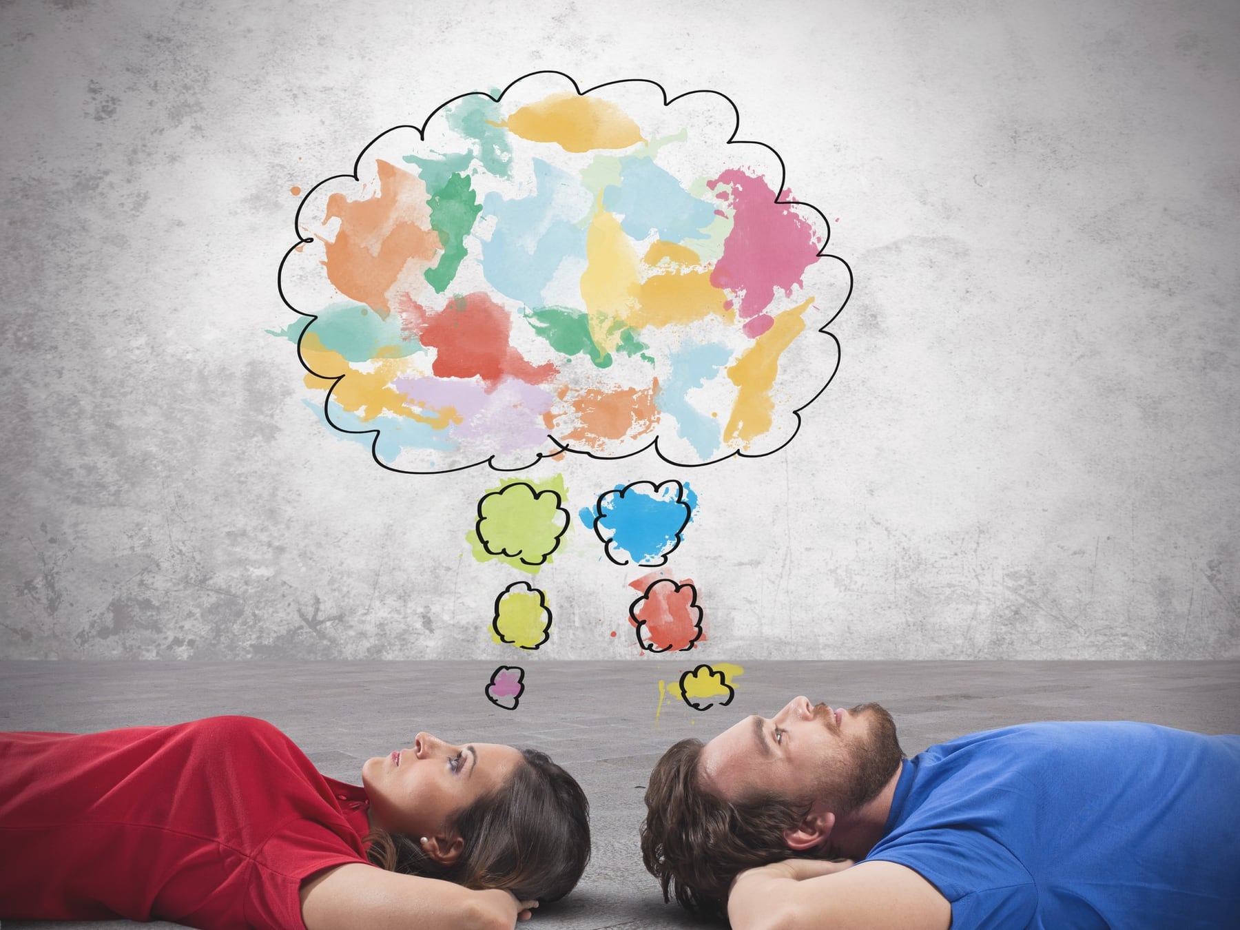 Cuando un mensaje corto se vuelve una novela: por qué el cerebro nos juega en contra en la pareja