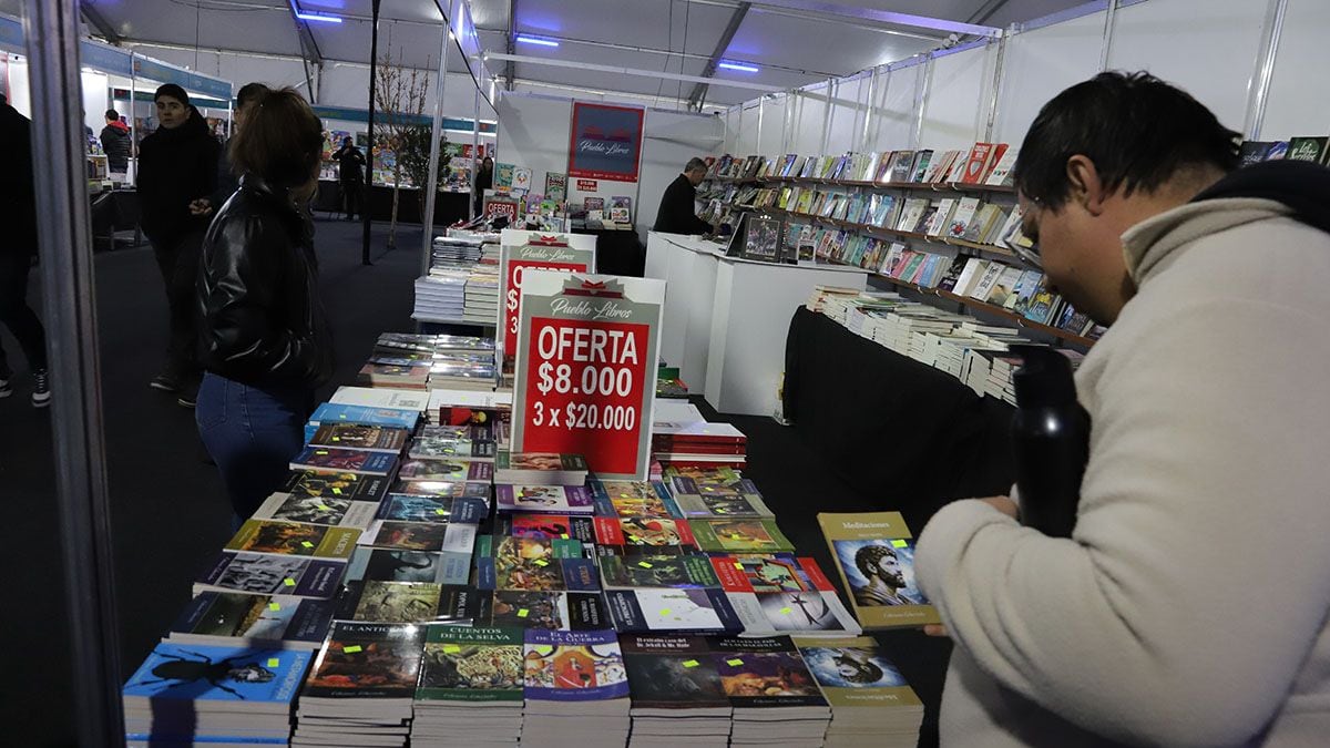 La Feria del Libro de Neuquén se extiende hasta el domingo con talleres, charlas y una obra de teatro que promete