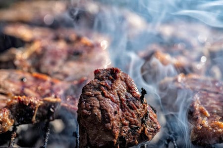 A mil kilómetros de El Calafate, una mesa paulista donde la carne se cuenta en tres acentos