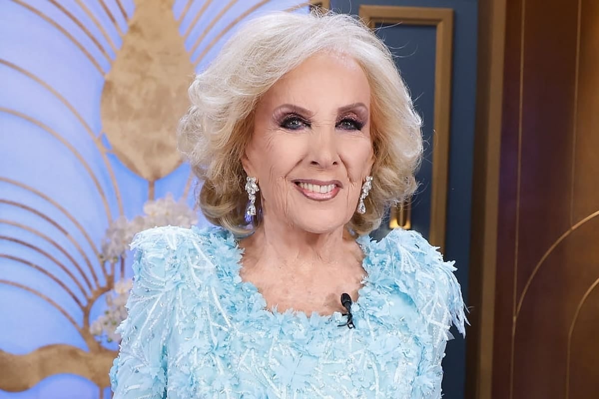 La mesa que Juana sostiene mientras Mirtha carraspea: una pausa larga, un domingo que se estira