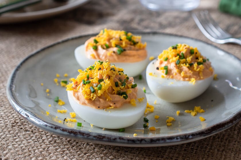 Un colador fino y un poco más de paciencia: el secreto para que los huevos rellenos queden cremosos de verdad