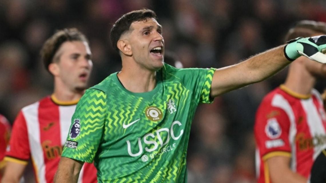 Chelsea se derritió en Brentford y Martínez sigue sin poder secarse la frente