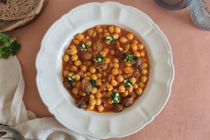 Garbanzos con zamburiñas: el guiso de media hora que se cocina con lo que ya hay en la alacena