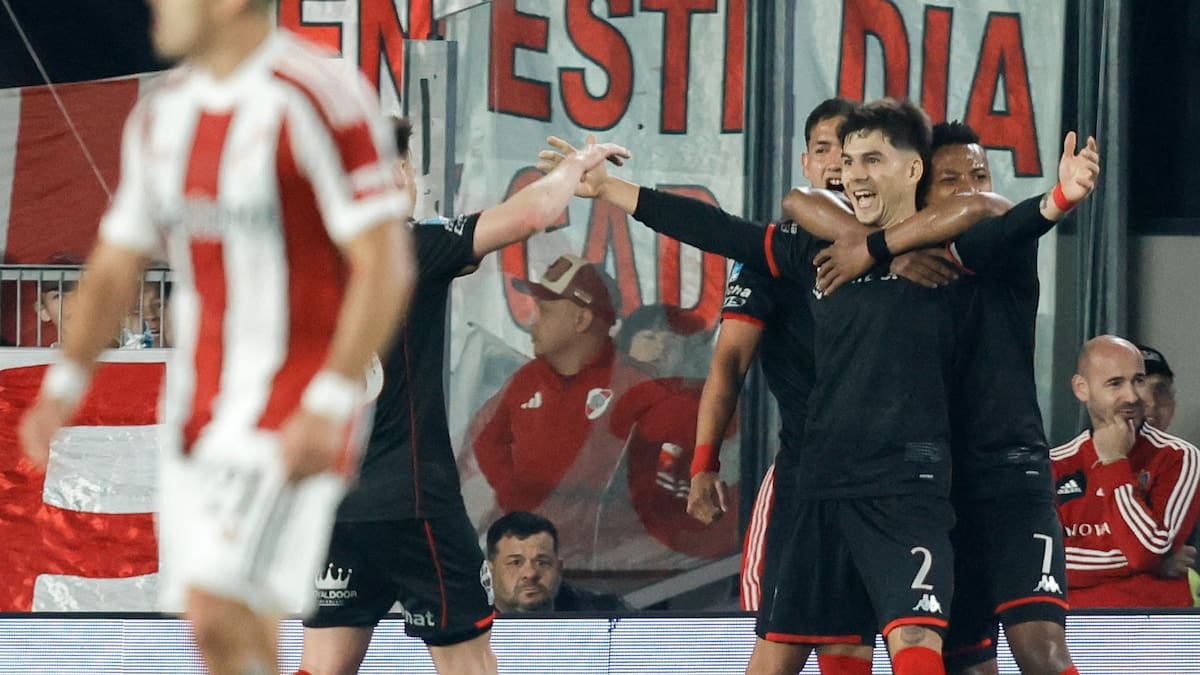 Huracán le bajó el copete a River en el Monumental y el invicto se fue al humo