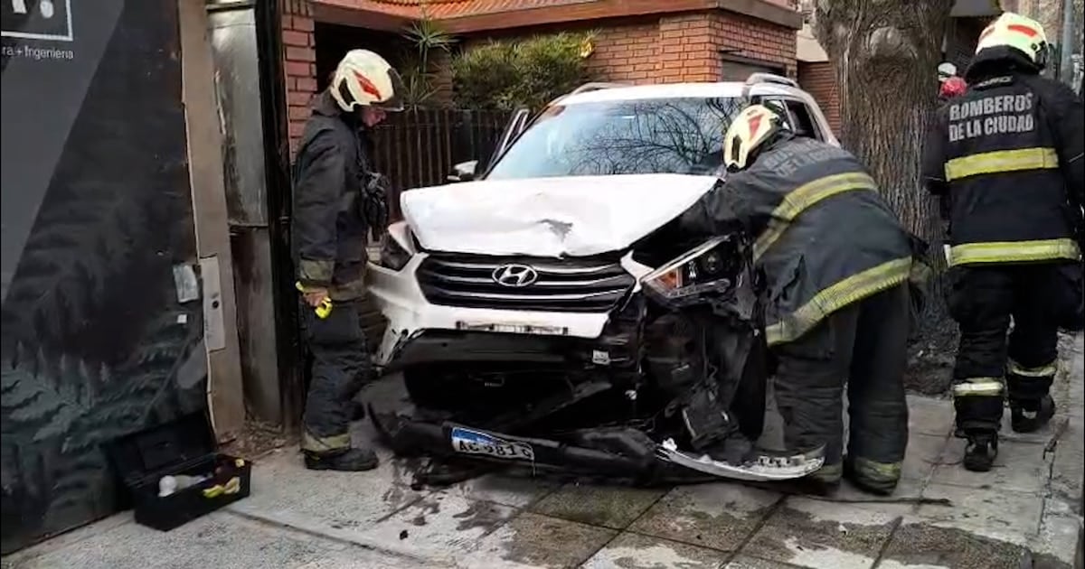 Un vehículo perdió el control en Palermo, colisionó contra autos estacionados y terminó sobre la vereda