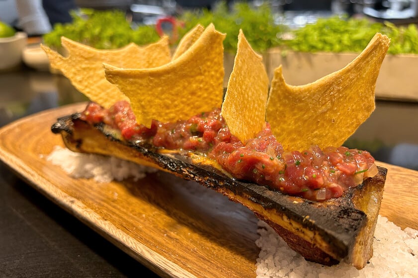 Steak tartar sobre tuétano caliente: la propuesta de Rafa Liñán en el centro de Sevilla