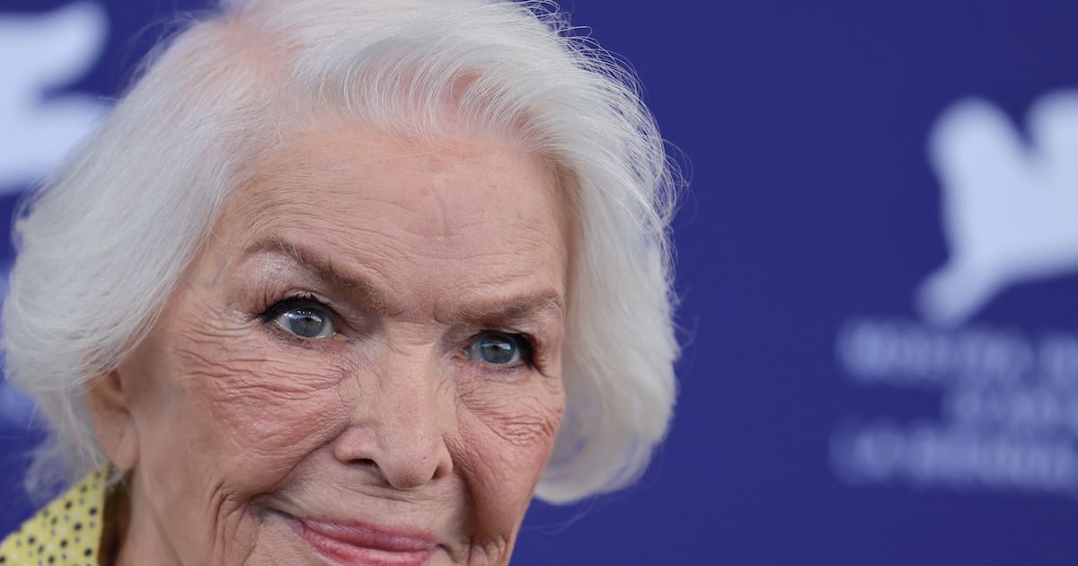 A los 93, Ellen Burstyn camina, levanta peso y rompe el manual: qué se puede aprender de su rutina