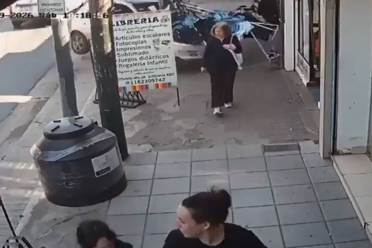 Una joven resultó atropellada por un auto que subió a la vereda en un comercio de Almirante Brown