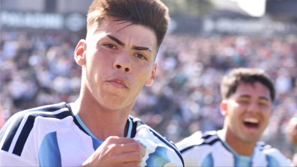 En Rosario hace frío y Espíndola resolvió a lo último: Argentina a la final con aroma a gloria del 82