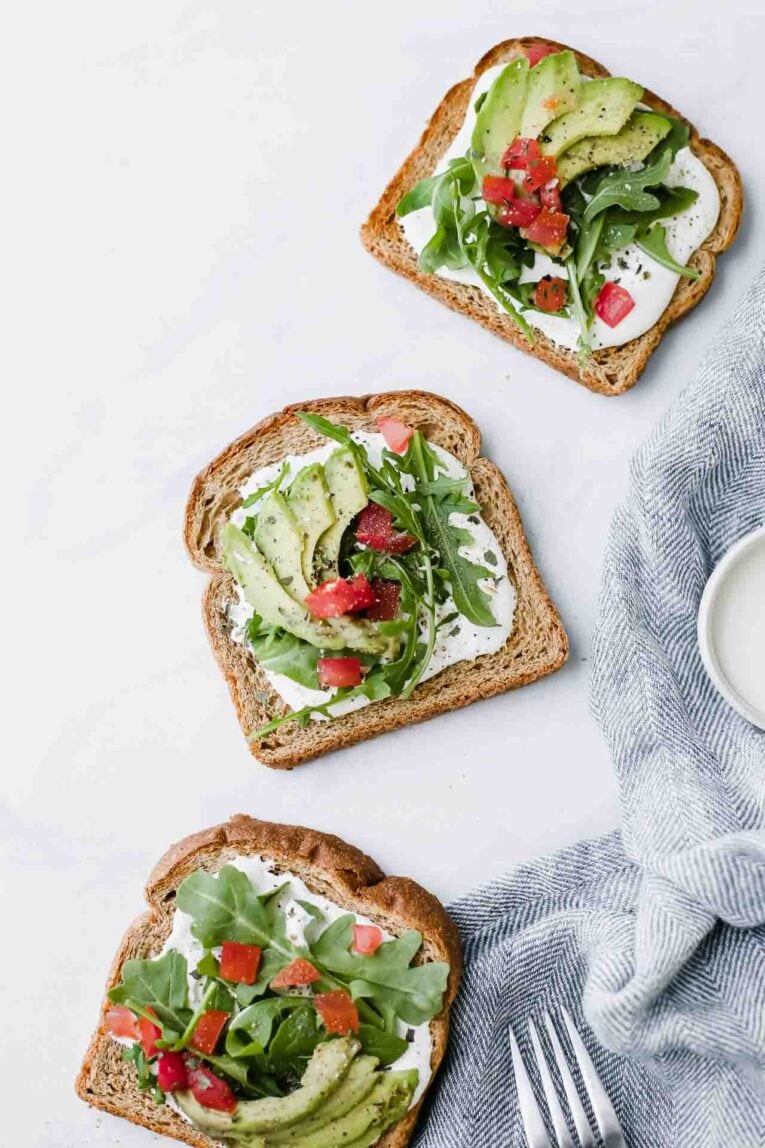 Palta en tostadas: cuatro caminos para salir del clásico en casa