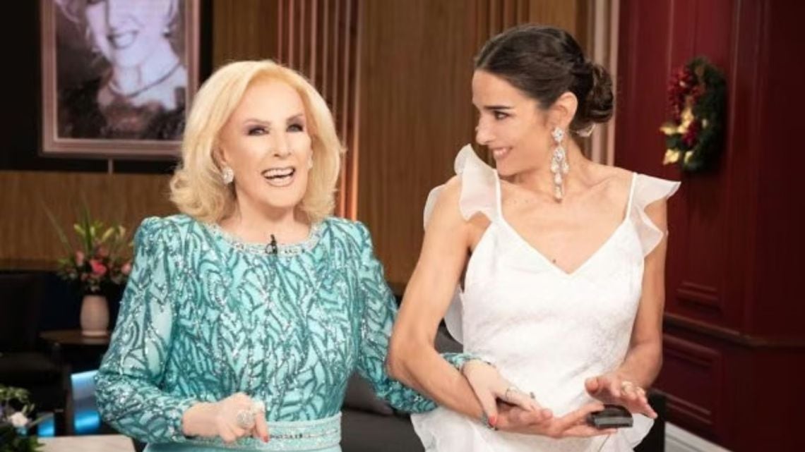 Juana Viale se queda al mando del sábado y el domingo mientras Mirtha Legrand pelea por volver a su casa