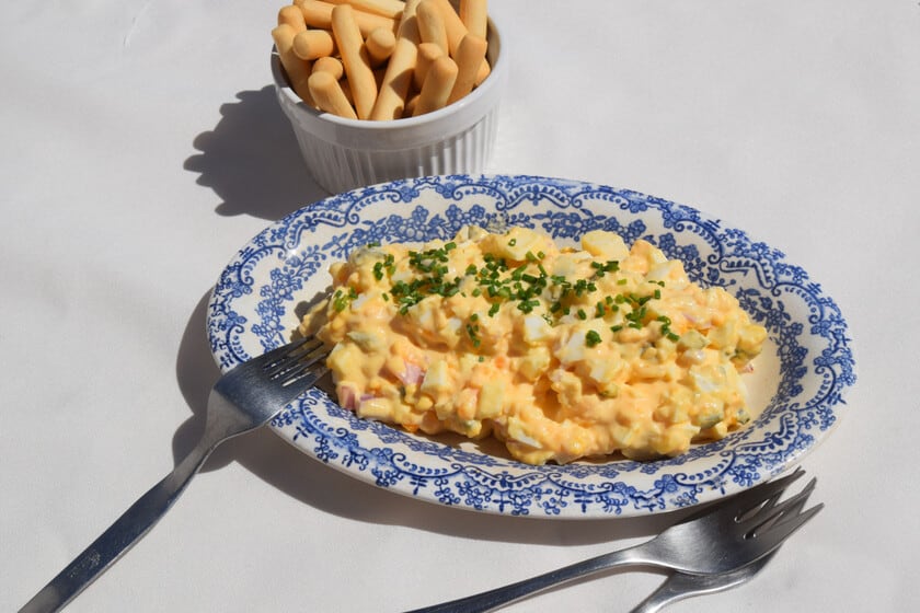 Ensalada de huevo sin papa: la receta cremosa que se reinventa con mostaza y pepinillos