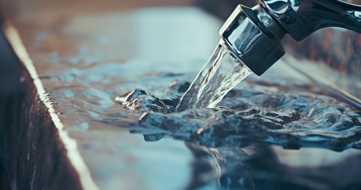 El agua que viene: AySA empuja una suba del 22,6% para seis de cada diez hogares y abre el debate en el ERAS