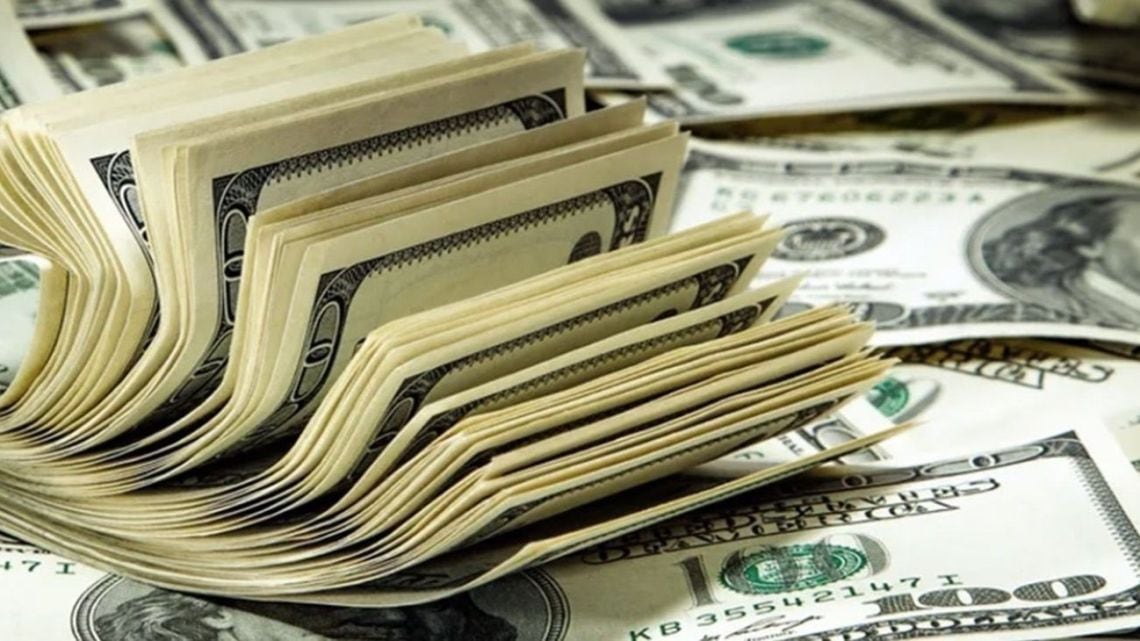 El dólar blue retrocedió cinco pesos y se vendió a 1.555 pesos, por encima del oficial y del MEP