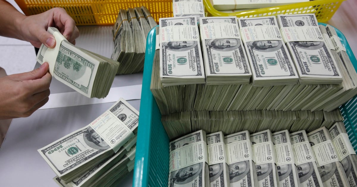 El dólar volvió a abrirse en dos: el Banco Nación lo empujó a 1.545 pesos y el blue cedió hasta 1.555
