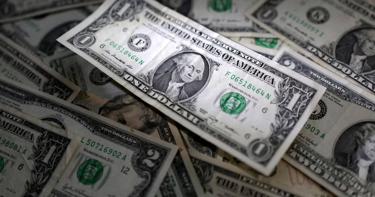 El dólar minorista retrocedió cinco pesos en la semana y se alejó del récord de la rueda previa