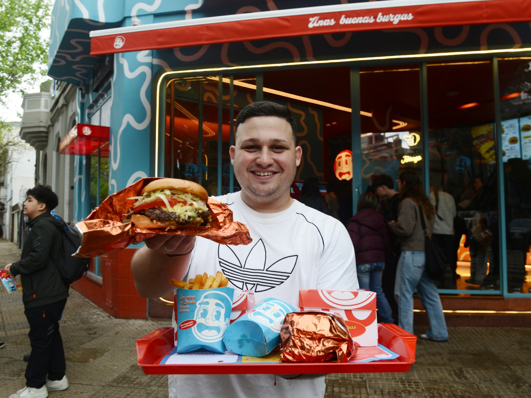 El Gordis dejó las reseñas y abrió su propia hamburguesería en Palermo: carne, pollo y un sistema de pantallas para pedir