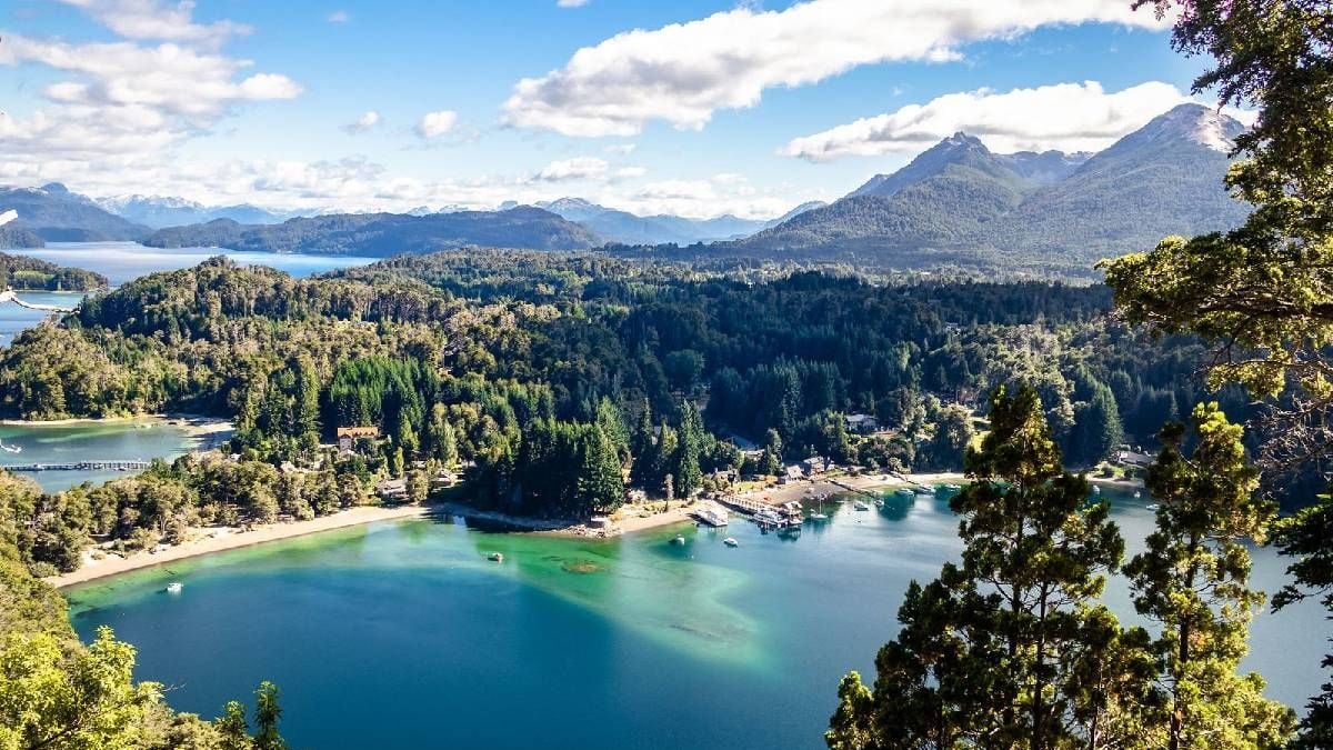Una cama en Villa La Angostura a cambio de manos solidarias: la propuesta que crece en la Patagonia