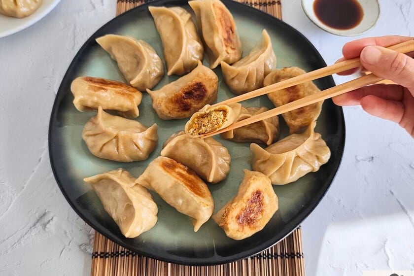 Treinta gyozas de verduras con tofu ahumado y shiitake: la receta casera que se cierra con vapor y termina crocante