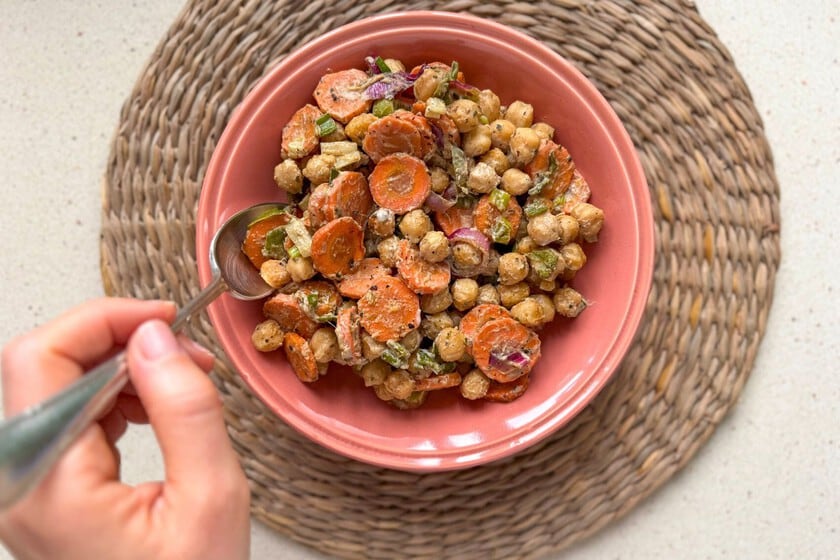 Garbanzos al horno con zanahoria y tahini: una ensalada templada para cuando baja el sol en la estepa