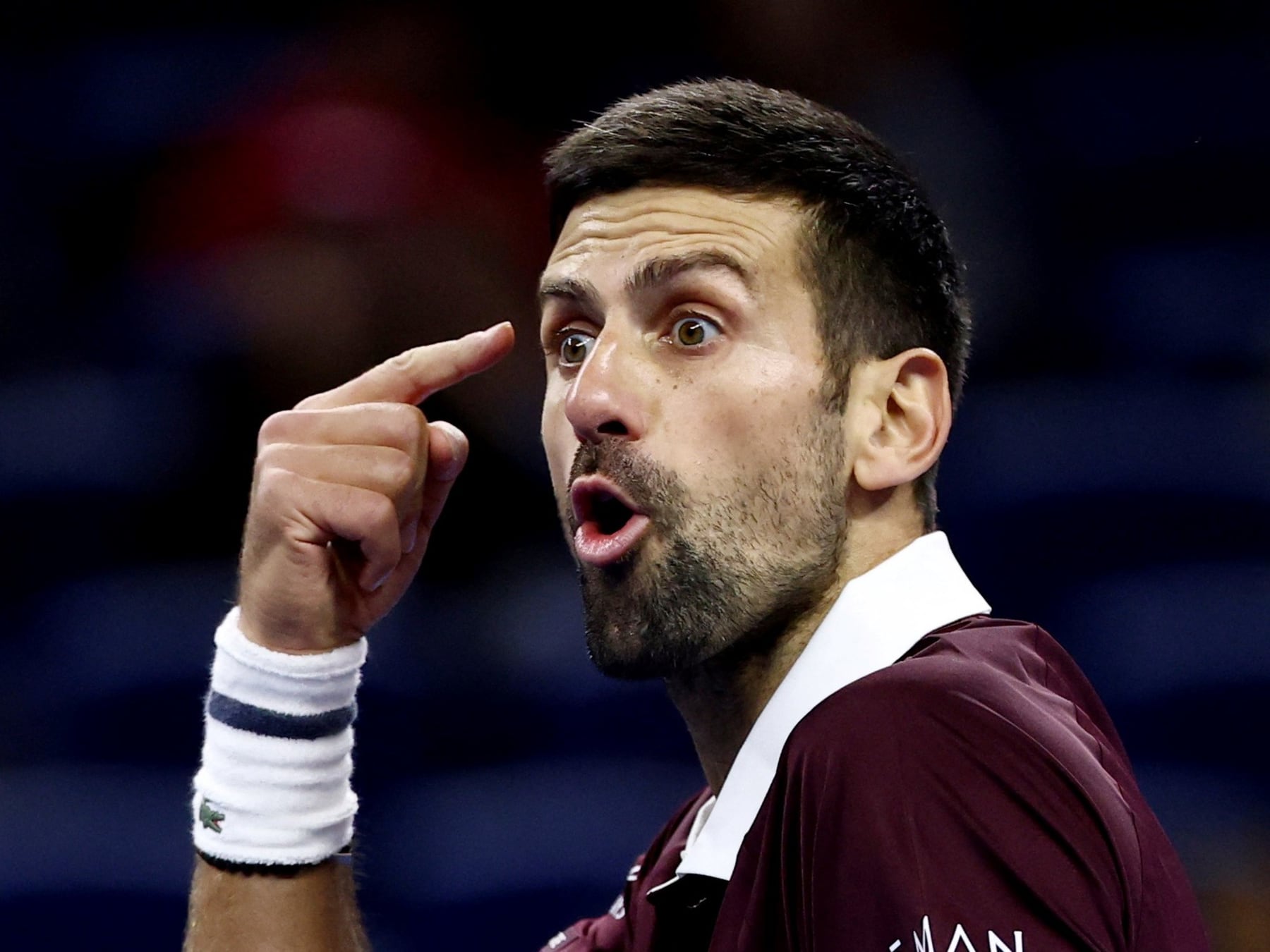 Djokovic discutió, ganó y va por Medvedev en semis de Pekín