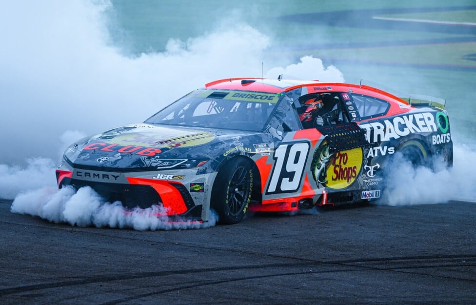 Briscoe aguantó en Las Vegas, Larson hizo negocio y Reddick terminó mirando el pasto