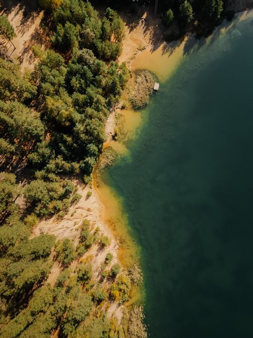 Una isla con capilla sobre el agua: la postal más silenciosa del lago Lácar