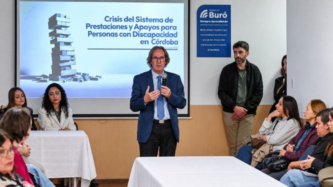 Córdoba, entre el café y la espera: la vida cotidiana de las familias que peregrinan por una terapia, una prótesis o un turno
