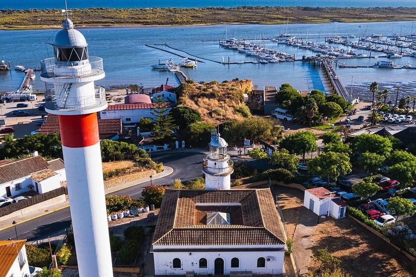 El Rompido, el pueblo de Huelva donde las coquinas conviven con dunas vivas y dos faros que se miran