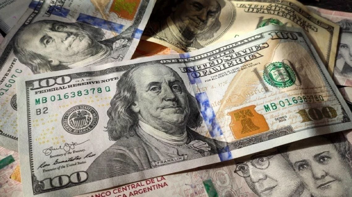 El blue perforó los $1.545 y se alineó con el oficial del Nación en el cierre de la semana