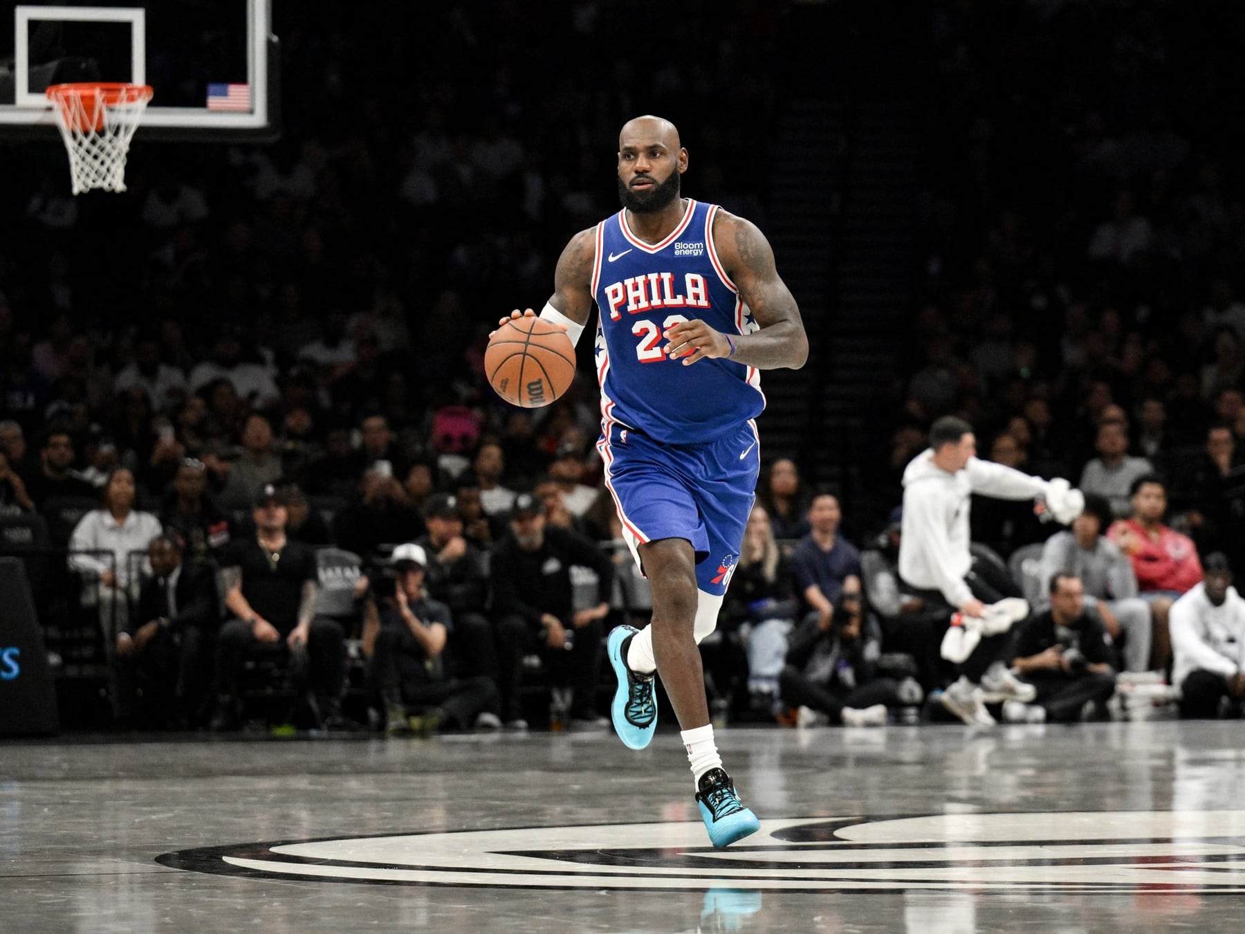 LeBron se puso la camiseta de los Sixers y la nieve en Brooklyn lo recibió con una derrota que no dice nada
