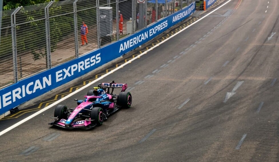 Max voló bajo la lluvia de Marina Bay y Franco se quedó a pie antes de la curva 14