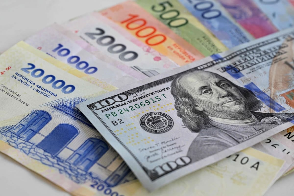 Algo se mueve en el socavón del consumo: Argentina se abarata en dólares, pero la ropa y los restaurantes siguen mandando al frente