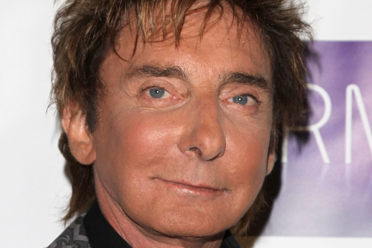 Barry Manilow volvió a parar el show en Las Vegas: una bronquitis lo bajó del escenario a los dos temas
