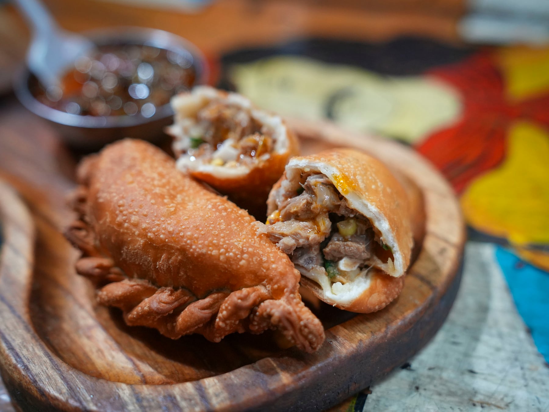 Cinco paradas en Buenos Aires para probar empanadas que viajaron desde el norte sin perder el sello de origen